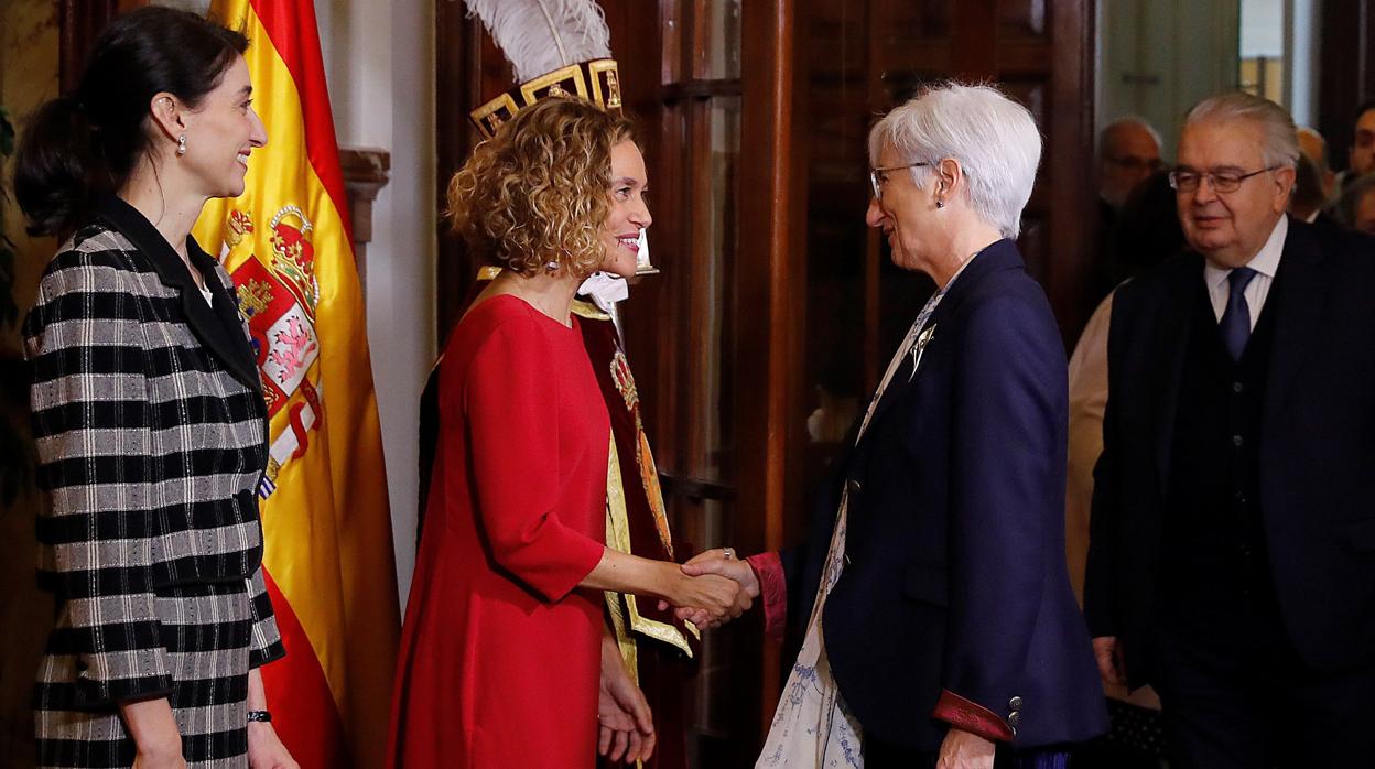 La presidenta del Congreso y la actual fiscal general del Estado se saludan durante el Día de la Constitución