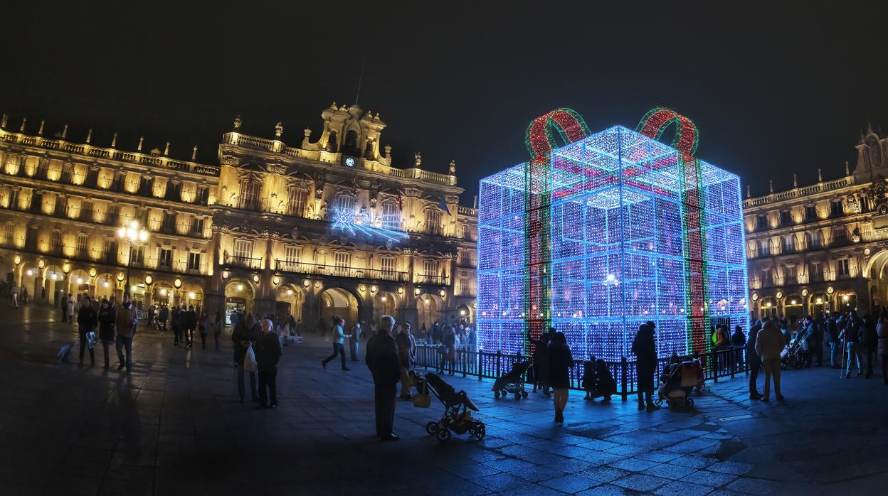 El gran regalo de Navidad ya preside la Plaza Mayor de Salamanca