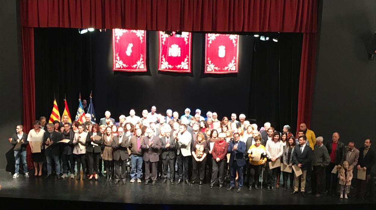 Cargos electos de El Campello y familiares de los fallecidos durante el acto de homenaje