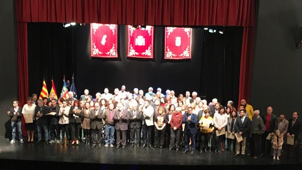 El Campello rinde homenaje a 93 concejales y alcaldes de la democracia en un acto con 400 personas