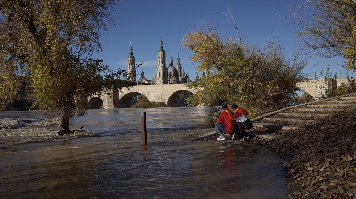 La crecida del Ebro ya se ha notado este fin de semana en Zaragoza, aunque la punta de la riada pasará por la capital aragonesa este lunes