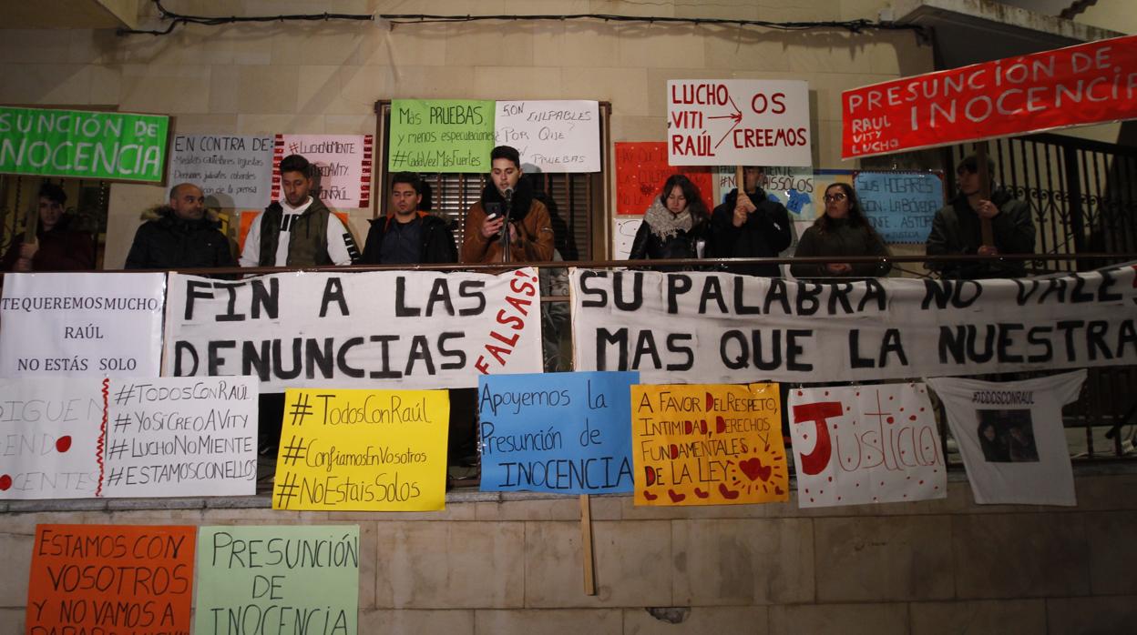 Concentración y lectura de un manifiesto en La Bóveda de Toro en apoyo a Raúl Calvo