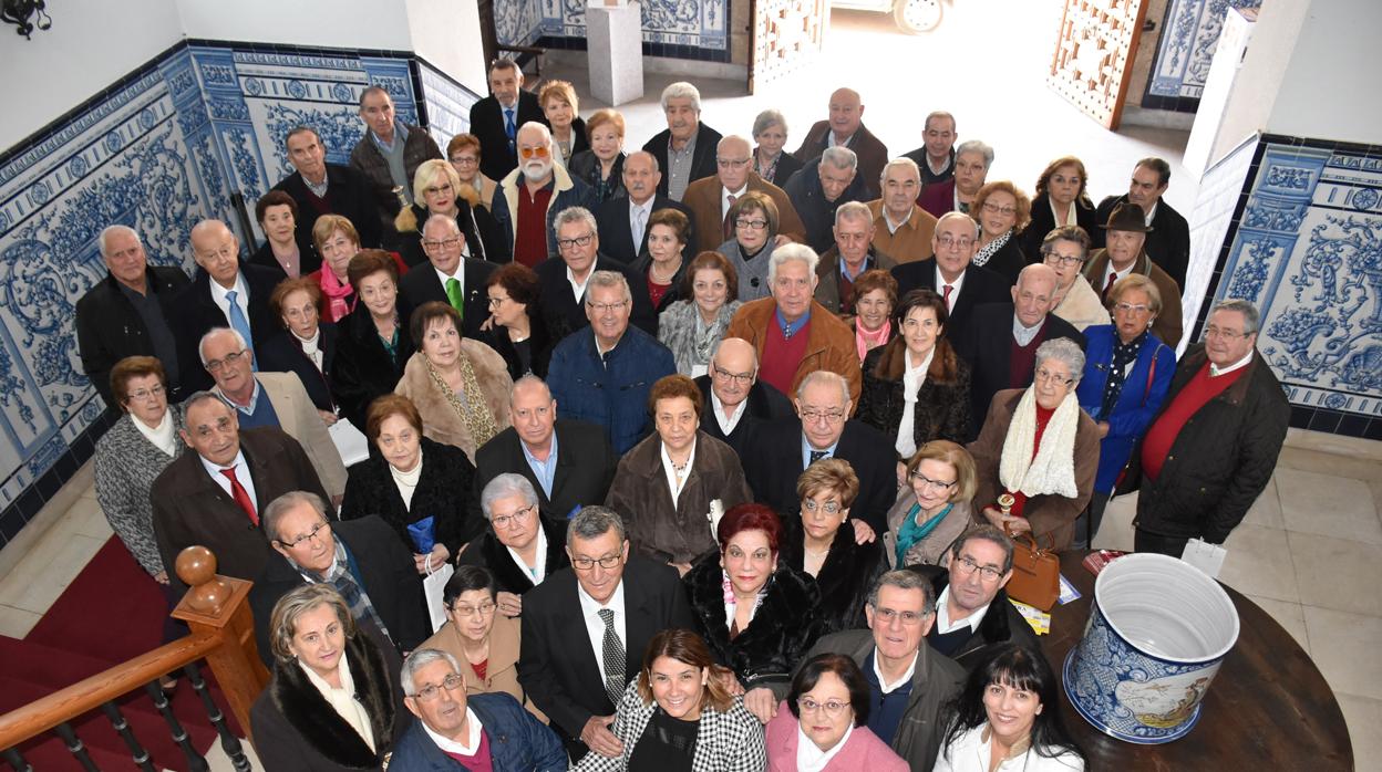 Foto de familia de todos las parejas que han celebrado sus bodas de oro en el Ayuntamiento de Talavera