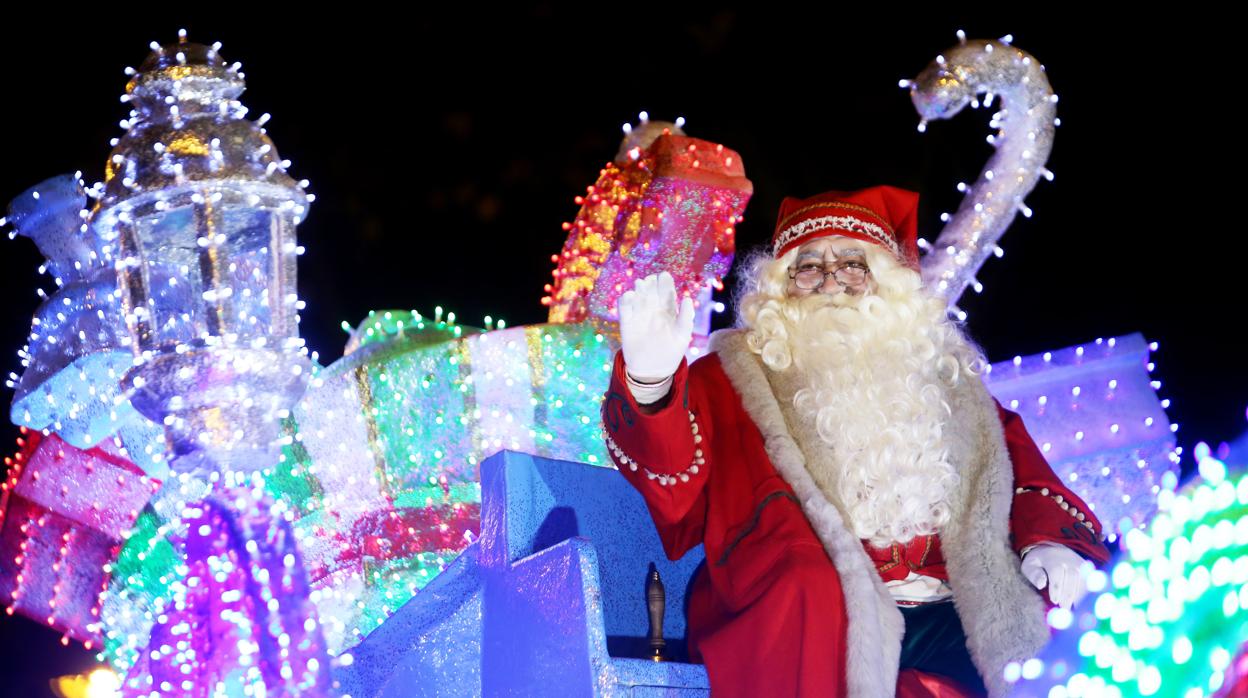 Papá Noel saluda a los niños en la Cabalgaza en Palencia