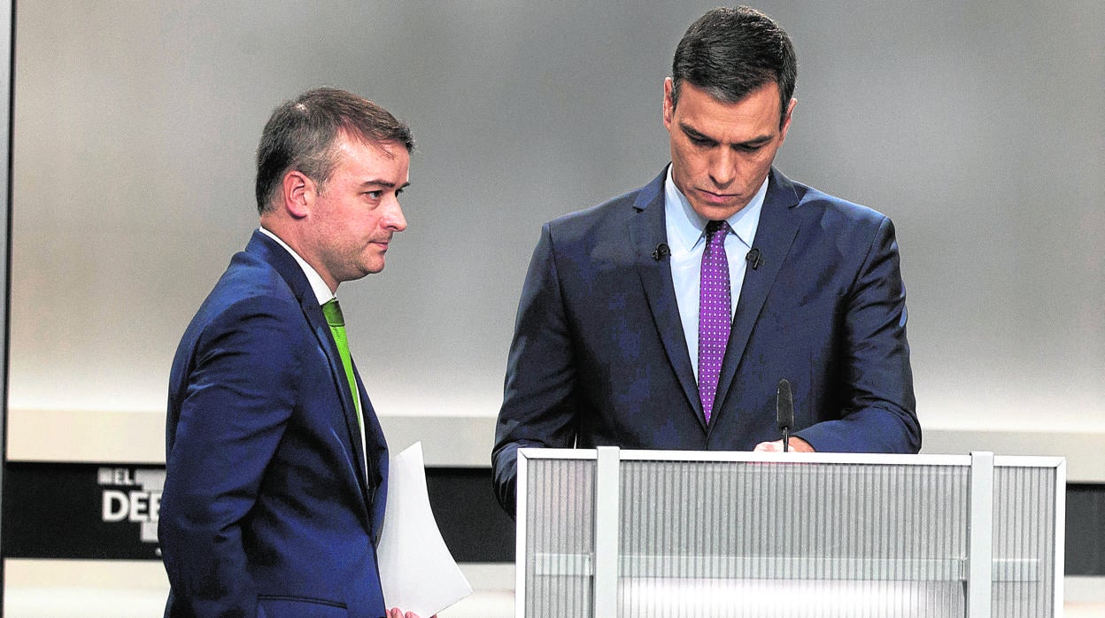 El presidente del Gobierno en funciones, Pedro Sánchez, con su jefe de gabinete Iván Redondo