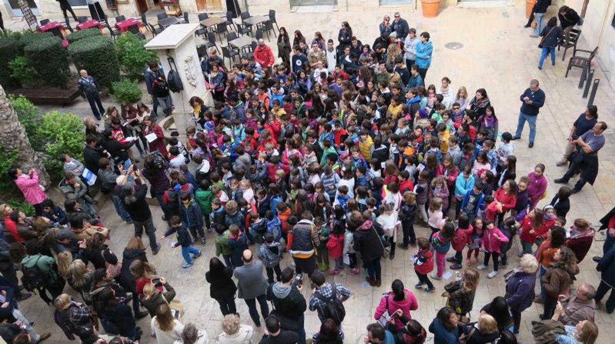 Alumnos y familias de un centro educativo alicantino