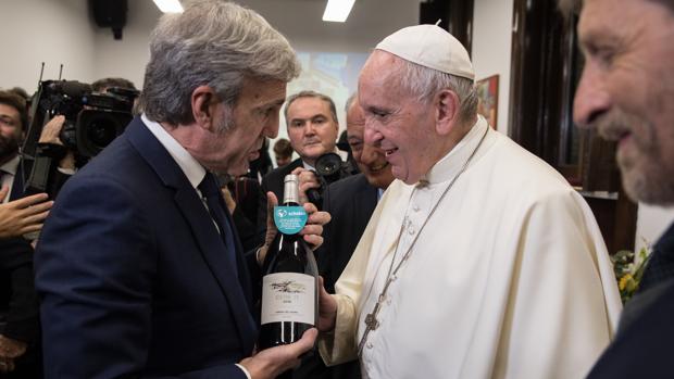 El bodeguero José Moro presenta al Papa Francisco el proyecto solidario de Bodegas Cepa 21