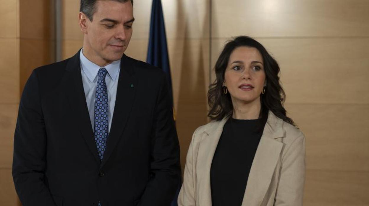 Pedro Sánchez, con Inés Arrimadas en la reunión de esta mañana