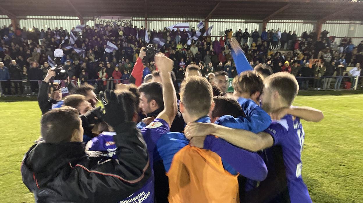 Jugadores de El Becerril celebran su victoria ante el Urraca CF en una imagen de archivo