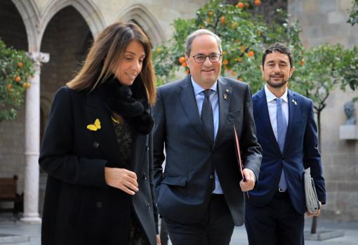 Quim Torra y dos de sus consejeros, entrando a la reunión de Govern que ha sucedido a la llamada de Sánchez este martes