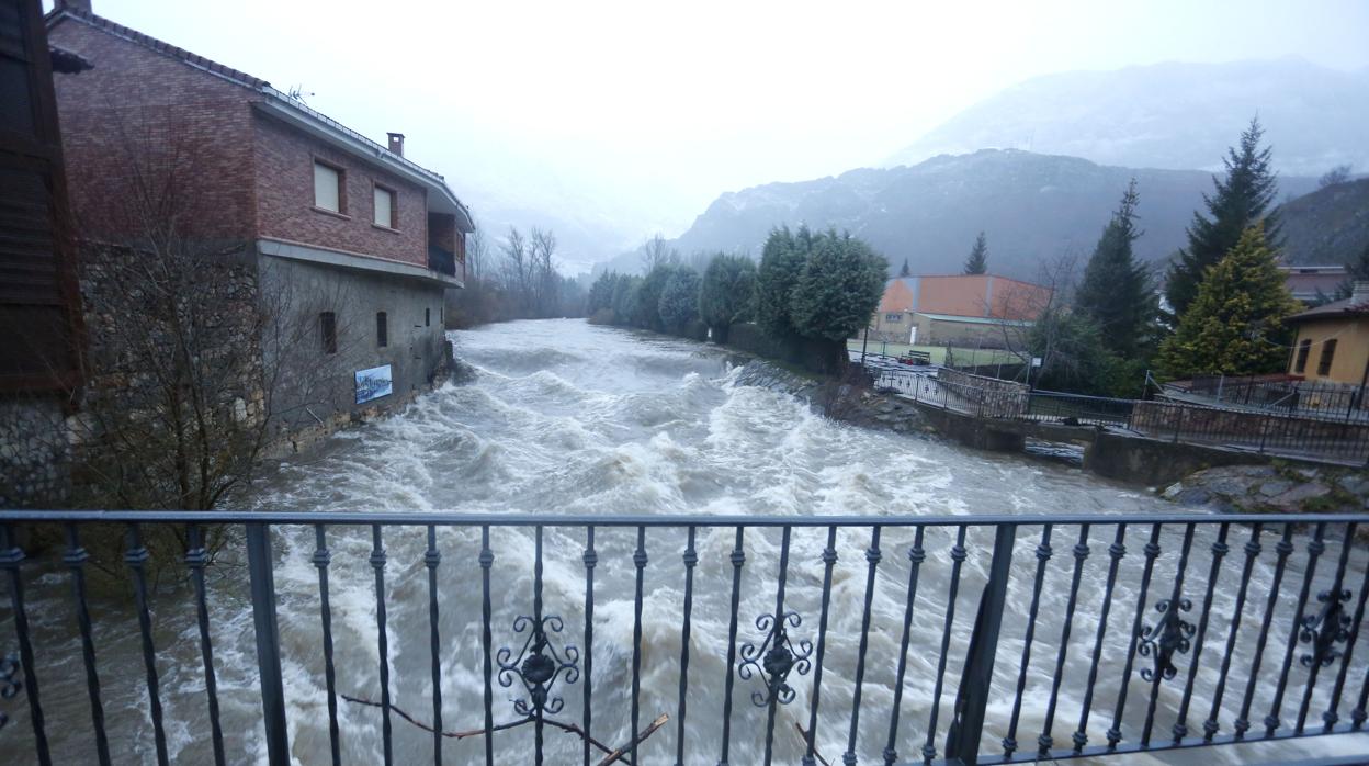 Crecida del río Torío a su paso por Vegacervera