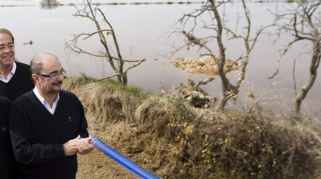 Lambán observa el Ebro durante una de las riadas que se han producido en los últimos años