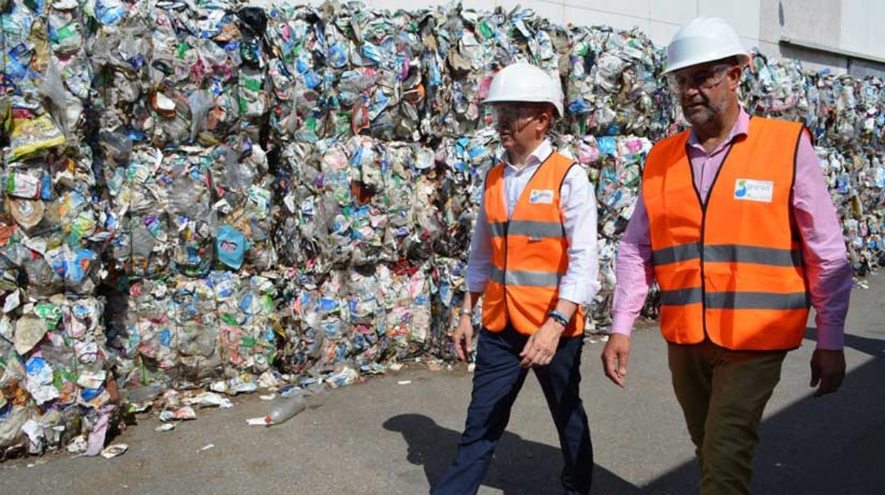 Rafael Martín, a la derecha, visitando el Ecoparque de Toledo