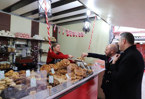 Navidad en Valencia: mercado de la Diputación con productos locales junto a la plaza de toros