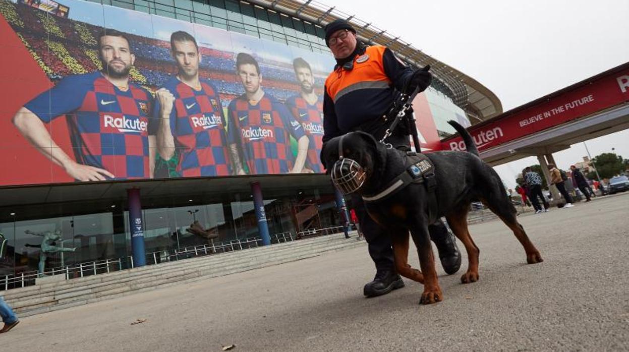 Agentes de seguridad, en los aledaños del Camp Nou