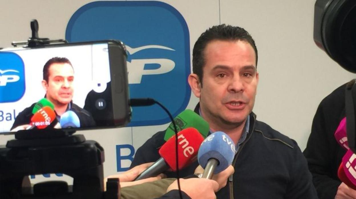 Imagen del secretario general del PP balear, Toni Fuster, en una comparecencia ante los medios.