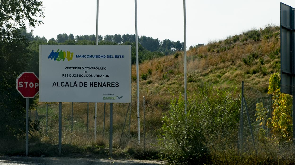 Un cartel indica la llegada al vertedero de Alcalá de Henares, que cerrará el 27 de diciembre