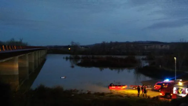 Hallan un coche con el cadáver de un joven en una zona inundada por la crecida del Ebro