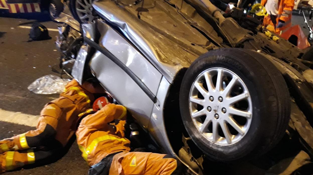 Imagen del complicado rescate que obligó a cortar este martes la A-3 en Valencia