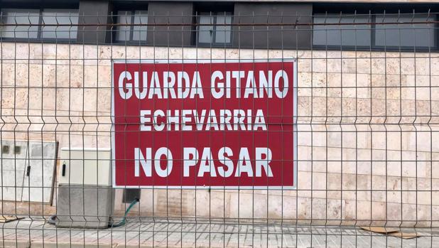 ¿Hace un flaco favor este cartel a la comunidad gitana?