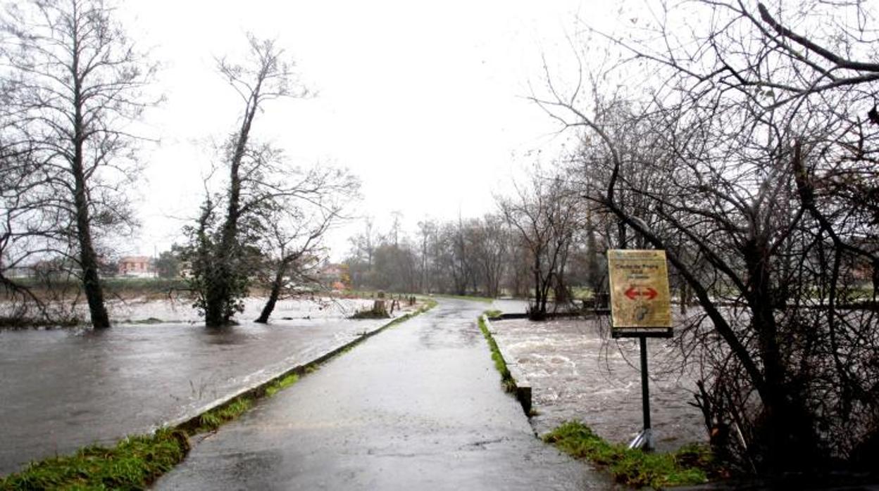 Puente desbordado por las intensas lluvias causadas por Elsa en Vimianzo (La Coruña)