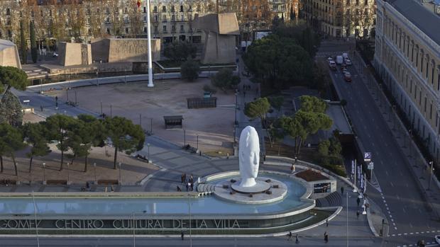 «Julia», de Jaume Plensa, permanecerá un año más en la plaza de Colón