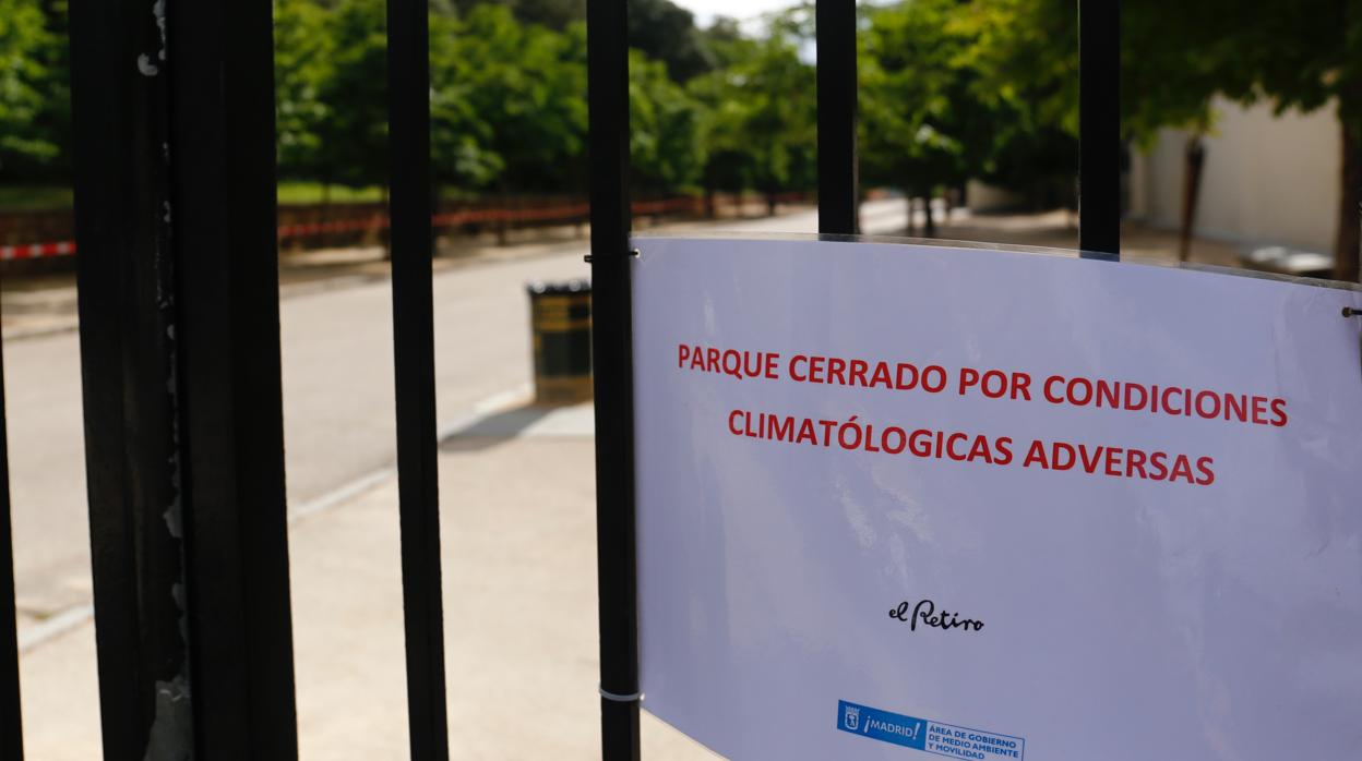 Un cartel informa del cierre de El Retiro debido al temporal