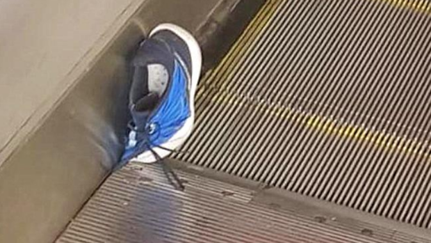 Metro alerta del peligro de las escaleras mecánicas después de que la zapatilla de otro niño quede atrapada