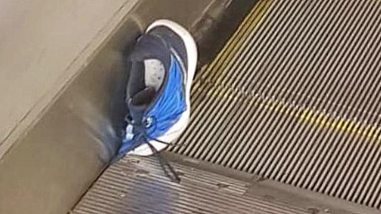 La zapatilla del menor ha quedado atrapada en una escalera mecánica