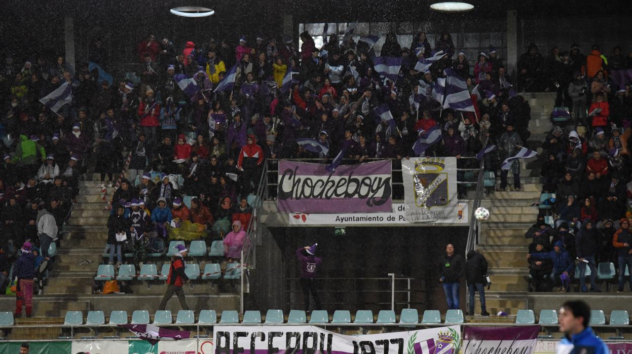 Aficcionados del Becerril durante el partido que enfrentó a su pueblo con la Real Sociedad