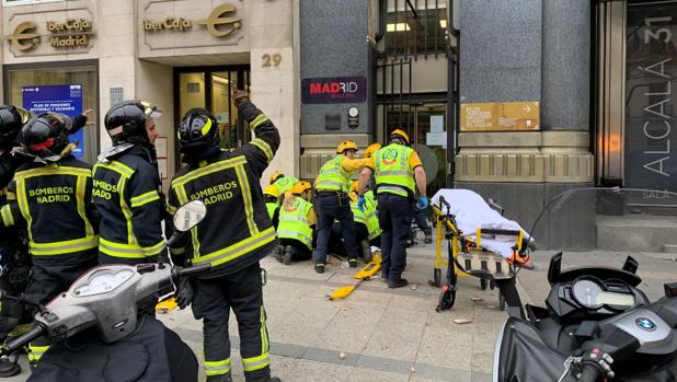 En estado crítico una mujer coreana tras caerle en la cabeza la cornisa de un edificio de la calle de Alcalá