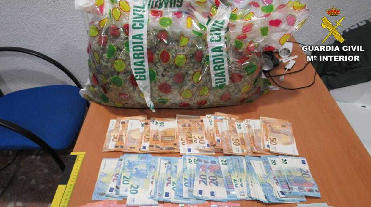 Marihuana y dinero intervenido al detenido que había invadido una vivienda del Ayuntamiento de Villena