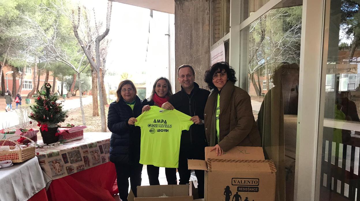 El párroco José Antonio Jiménez «Quillo» en la campaña de recogida solidaria