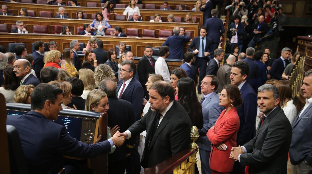 Saludo entre Sánchez y Junqueras en el Congreso