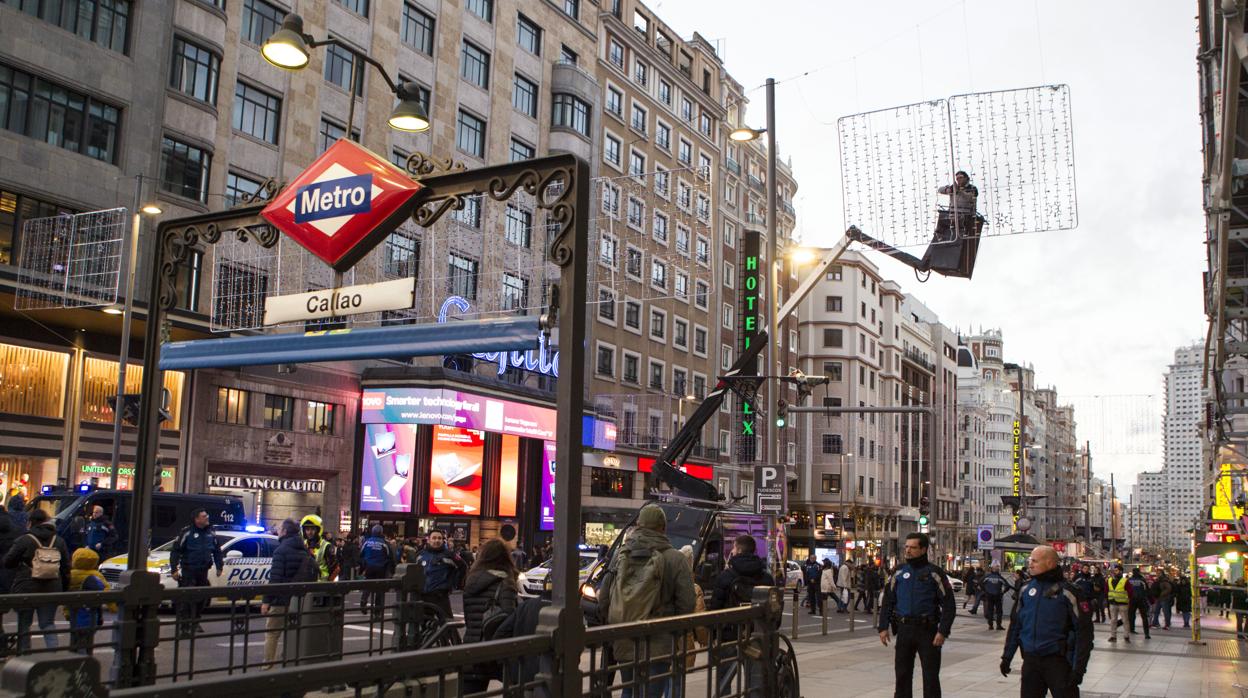 La Gran Vía, cortada hasta Plaza de España por el riesgo de desprendimiento de las luces navideñas, que están siendo retiradas