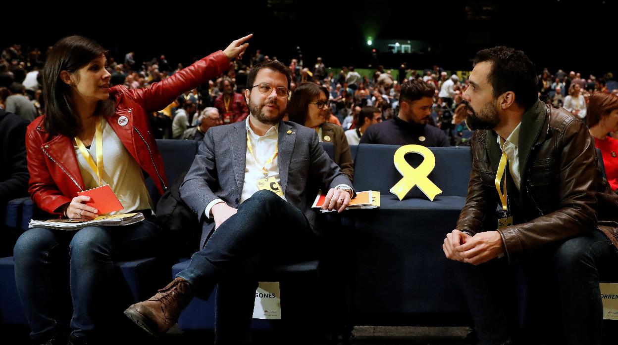 Marta Vilalta, Pere Aragonès y Roger Torrent, con Gabriel Rufián detrás, ayer en el congreso de ERC