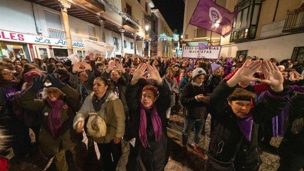 Las feministas reúnen a 500 personas en apoyo a la menor de Aranda