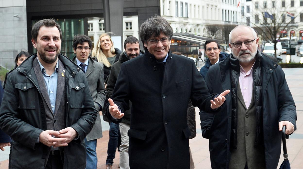 Carles Puigdemont, Antoni Comin y Lluis Puig, ayer llegando al Parlamento Europeo, en Bruselas