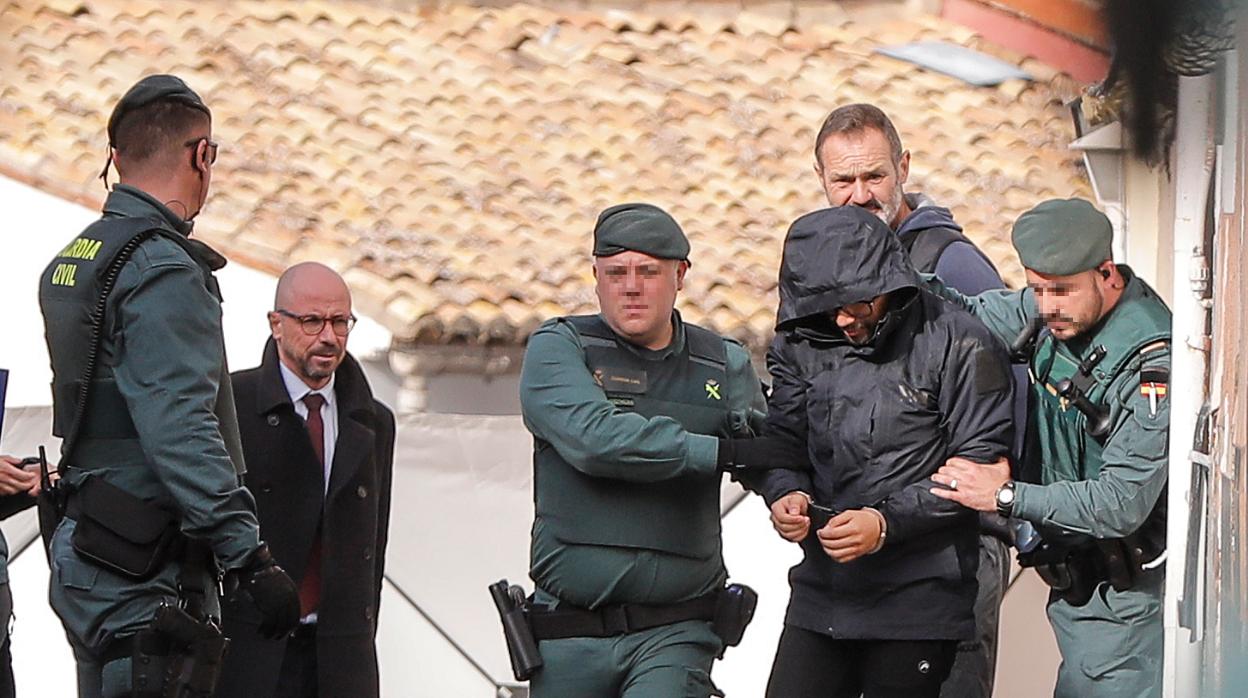 Jorge Palma conducido al registro de la casa de Manuel donde ocurrieron los hechos