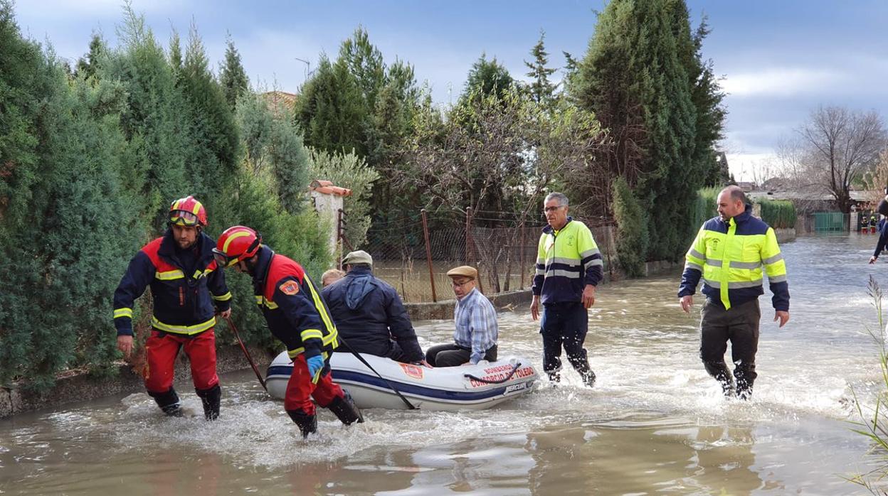 Los bomberos han evacuado a los afectados en lanchas neumáticas