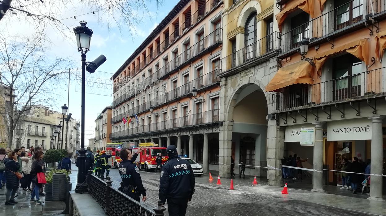 Los bomberos han utilizado la escala para subir hasta el reloj