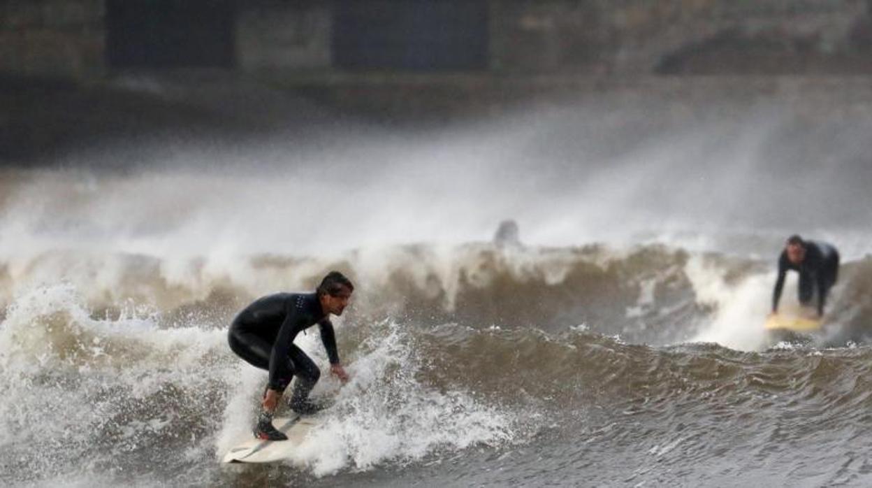 Surfistas en la playa de Aguieira