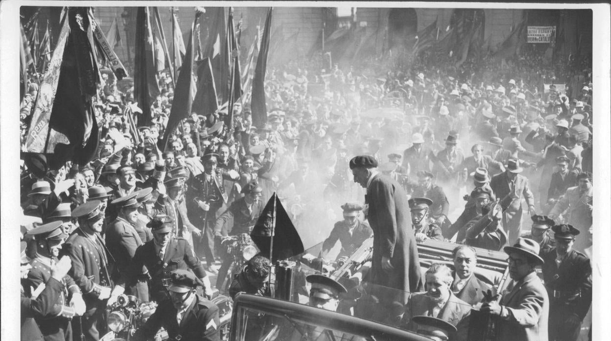 Companys, llegando a la Generalitat tras ser amnistiado por el gobierno del Frente Popular