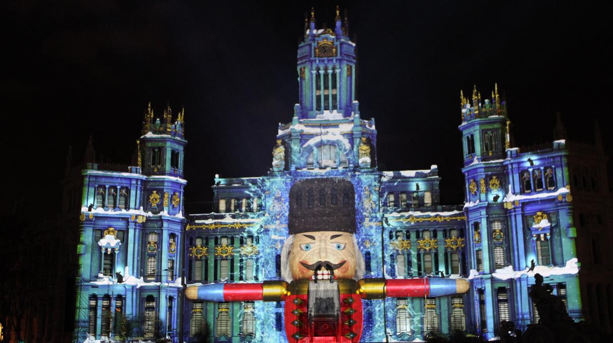 El cascanueces gigante proyectado sobre la fachada del Palacio de Cibeles