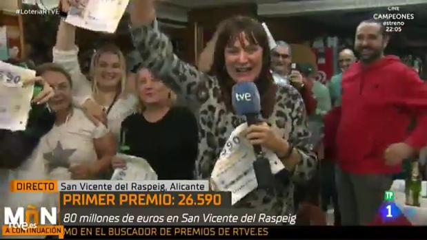 Una reportera de TVE celebra en directo que le ha tocado «El Gordo» y luego admite que era falso