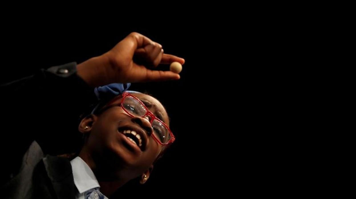 La niña del colegio de San ildefonso Elisabeth Obarisiagbon Iyamu, que ha cantado el cuarto de los quintos premios