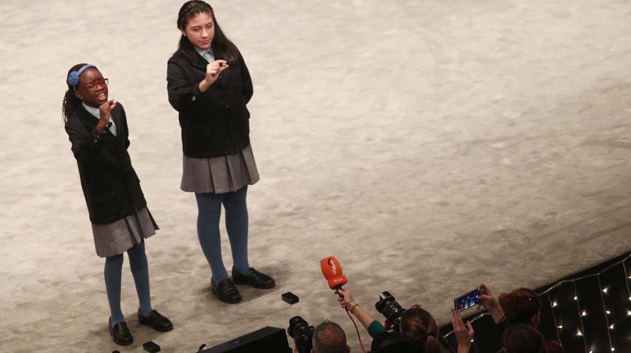 Dos de las niñas del Colegio de San Ildefonso que han cantado un quinto premio