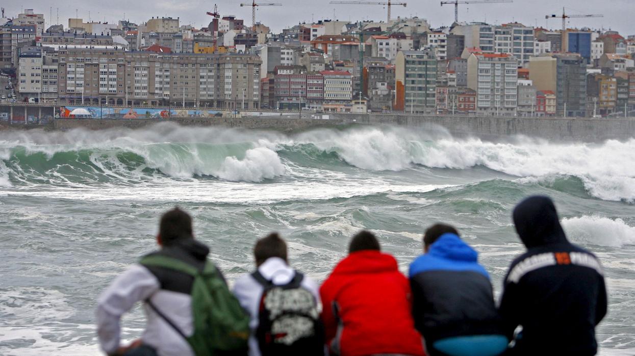 Jornada de viento y oleaje en La Coruña