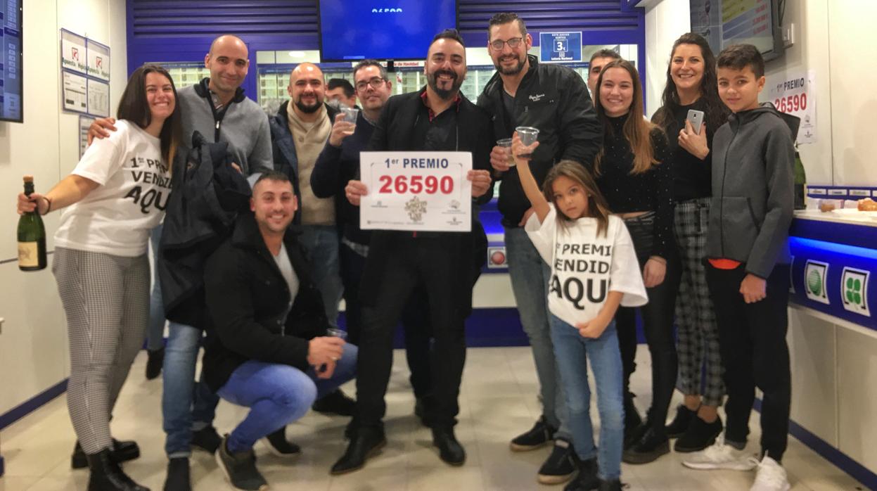 Un grupo de amigos celebran su fortuna en la administración salmantina que repartió parte del Gordo