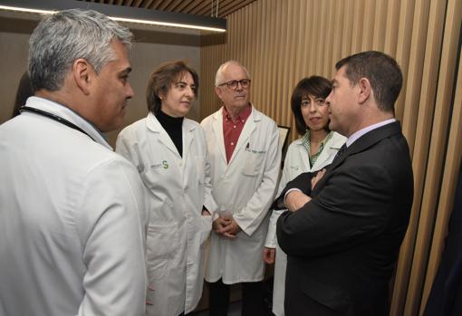 El presidente regional conversa con los profesionales sanitarios